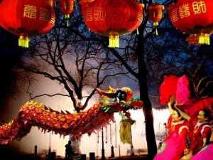 Dragon chinois avec lampion rouge et habits traditionnels, culture chinoise