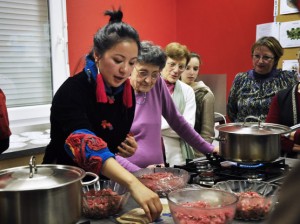 Atelier de découverte gastronomie chinoise avec préparation de raviolis à tournefeuille, partage culturel culinaire